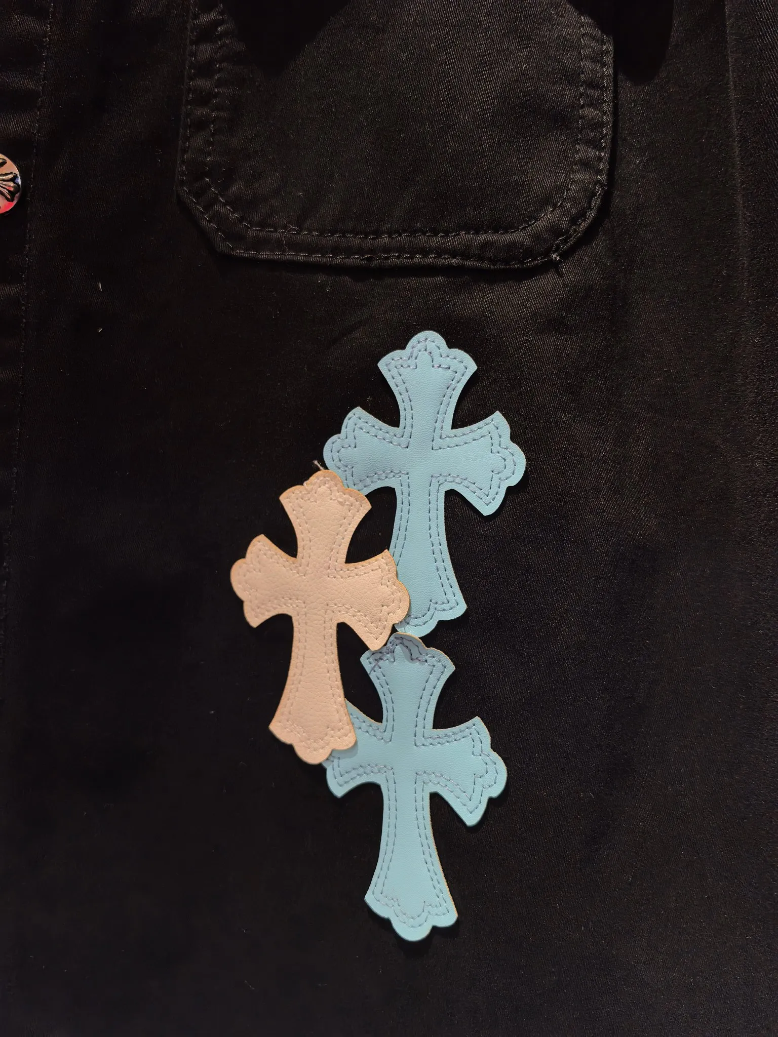 P480 Chrome Hearts advanced custom model, Chrome Hearts patchwork leather denim jacket, twill denim custom fabric, cross patchwork leather is all imitation lambskin, all dyed to completely restore no color difference, the inner leather label is first-layer calfskin, all hardware is 925 silver plated, it is the highest version, you get what you pay for, the same size for men and women, size S M L XL.